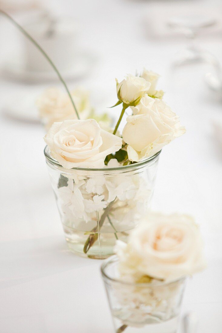 Blumendekoration auf einer Hochzeitstafel