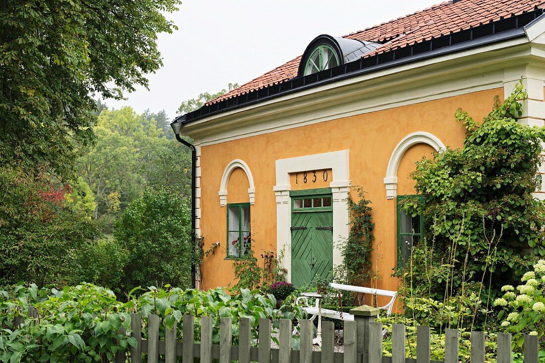 Traditionelles Landhaus mit gelb getünchter Fassade