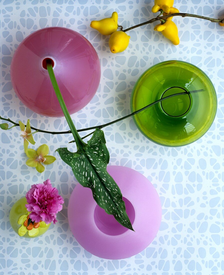 Vasen in Pink und Grün als kultige Dekoobjekte im Fiftiesstil