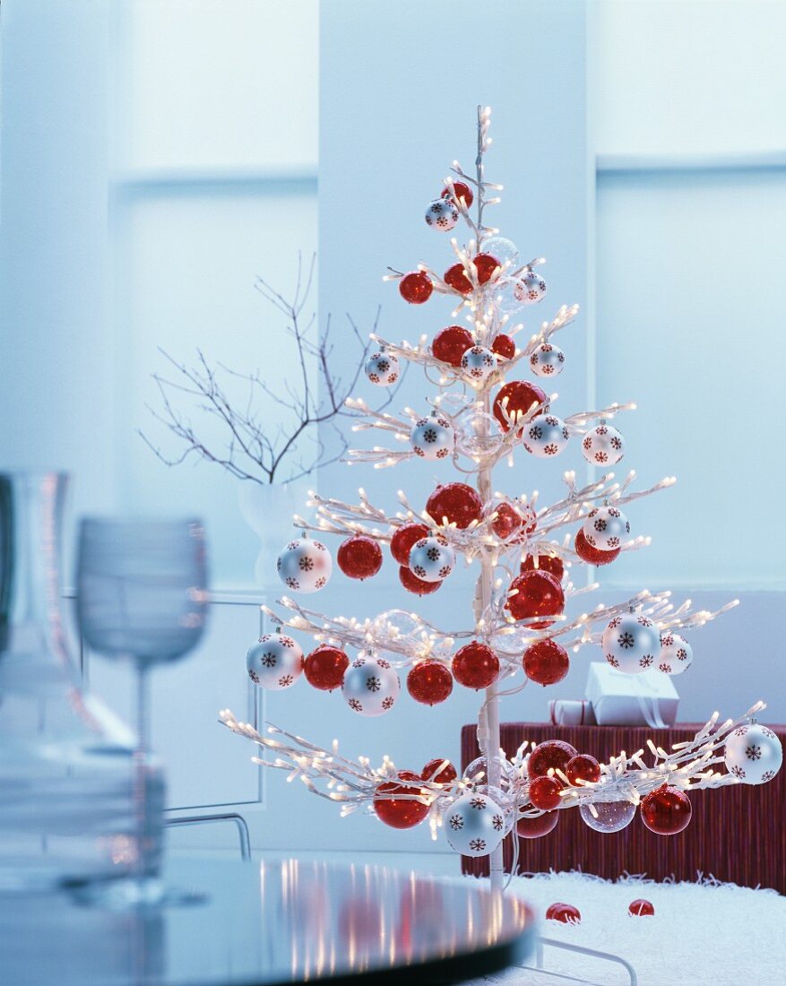 LED-Baum dekoriert mit roten und silbernen Baumkugeln