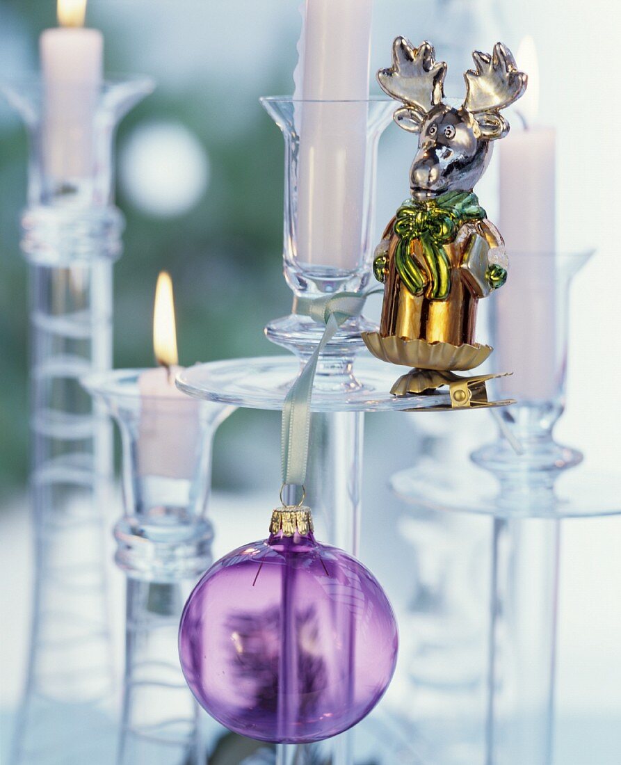 Glaskerzenständer weihnachtlich dekoriert mit Glaskugel und Elchfigur
