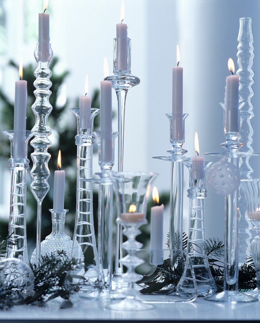 Sammlung von Glaskerzenleuchtern als stimmungsvolle Weihnachtsdekoration