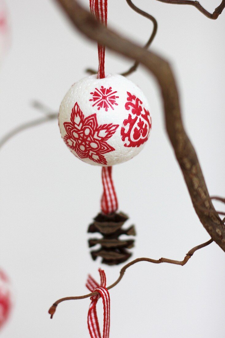 Styroporkugel weihnachtlich dekoriert in Serviettentechnik mit Dekoband & Zapfen