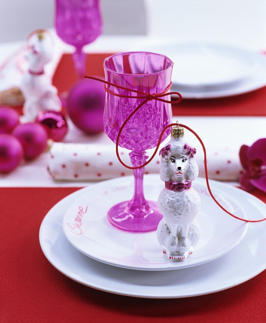 Weihnachtliche Tischdeko in Pink mit Christbaumkugeln und Baumanhängern in Hundeform