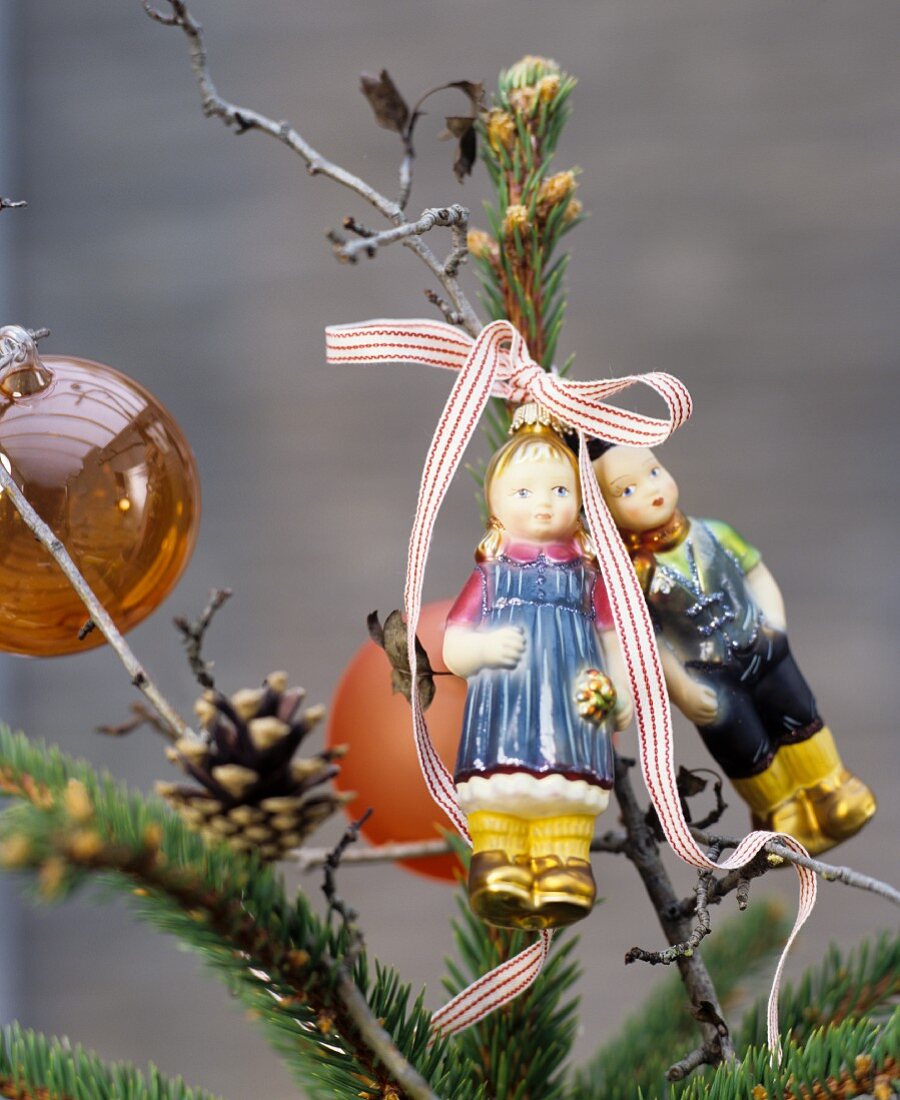 Tannenbaumspitze dekoriert mit Hänsel und Gretel als Christbaumfiguren