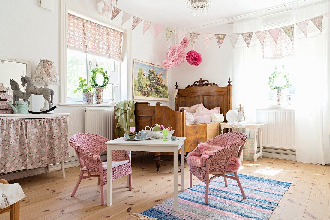Mädchenzimmer mit antikem Holzbett und Kindersitzgarnitur
