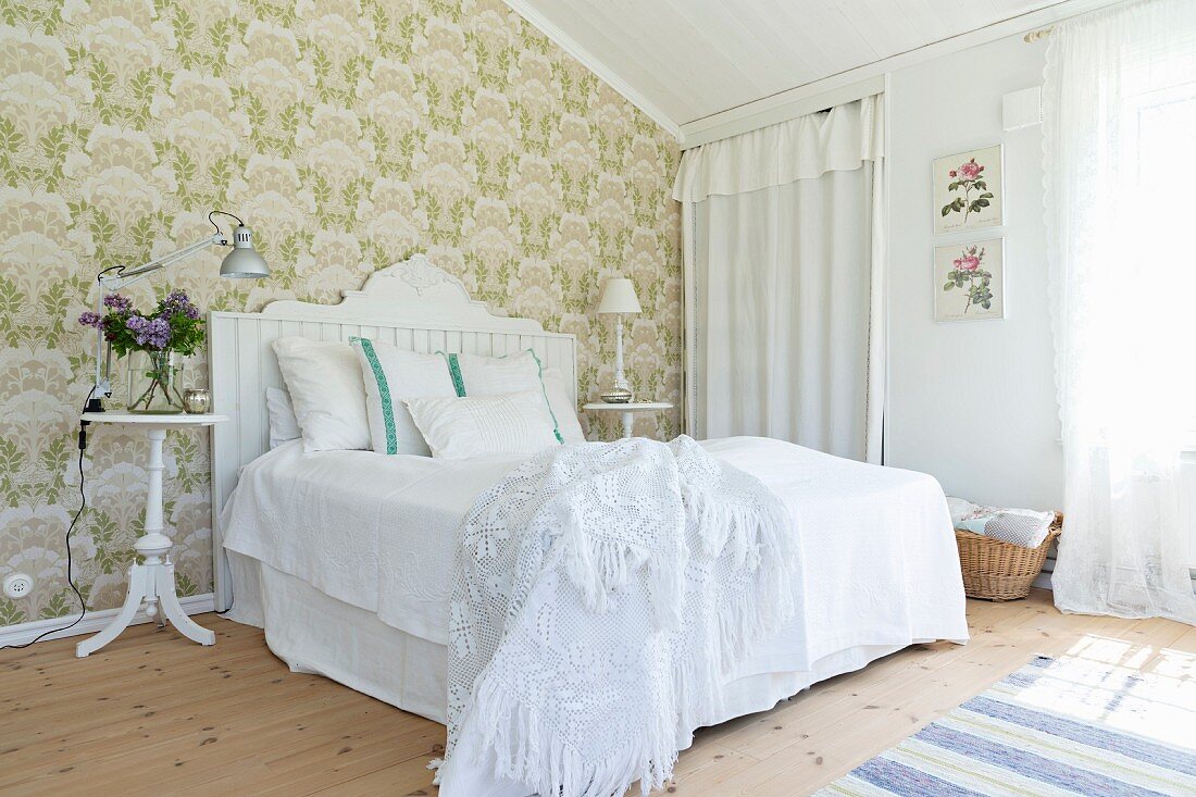 Schlafzimmer im skandinavischen Stil mit grüner Tapete und weißen Möbeln