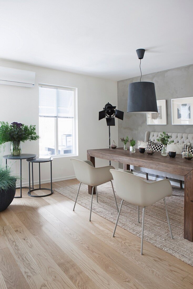 Moderne Möbel im skandinavischen … Bild kaufen