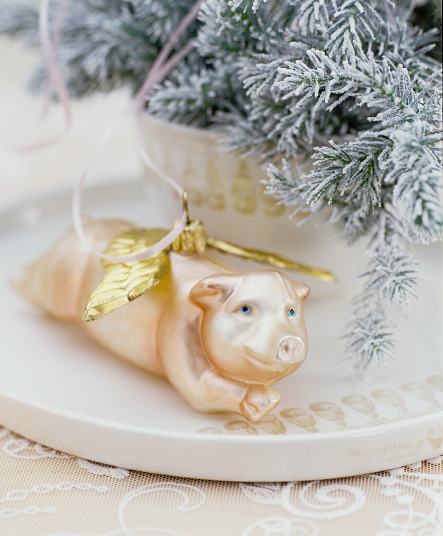 Weihnachtlicher Baumanhänger in Schweinchenform mit Engelsflügeln
