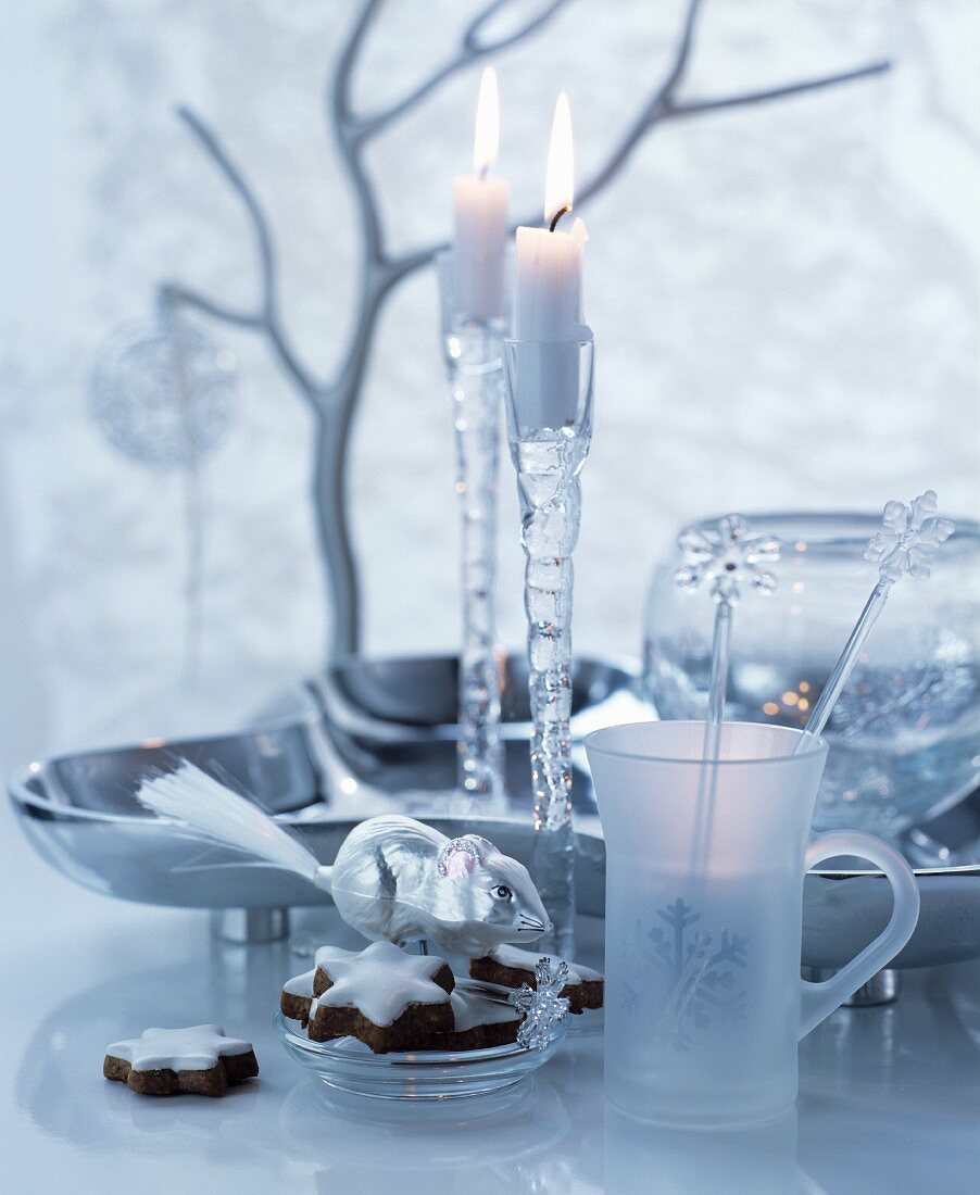 Weihnachtliche Tischdekoration in Weiß & Silber mit Dekoschale und Glaskerzenleuchtern