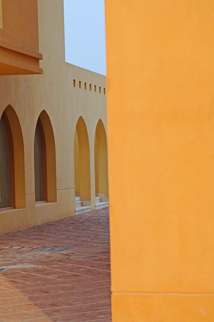 Blick an gelber Wand in orientalischen Innenhof, Spitzbogen in Fassade