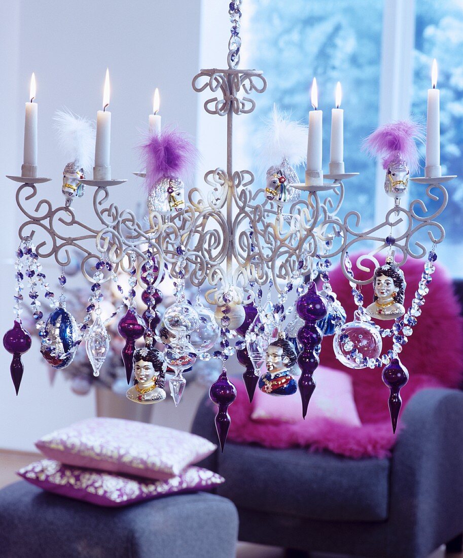 Kronleuchter mit Kerzen & üppig behängt mit weihnachtlichem Glasschmuck