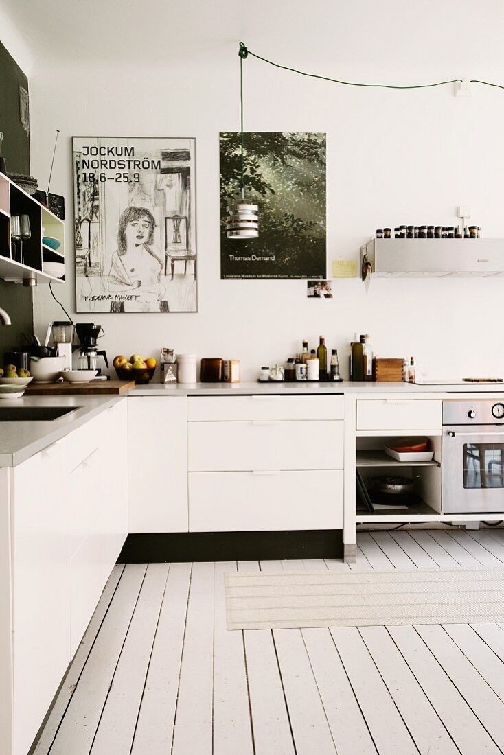 White L-shaped kitchen counter in Scandinavian kitchen