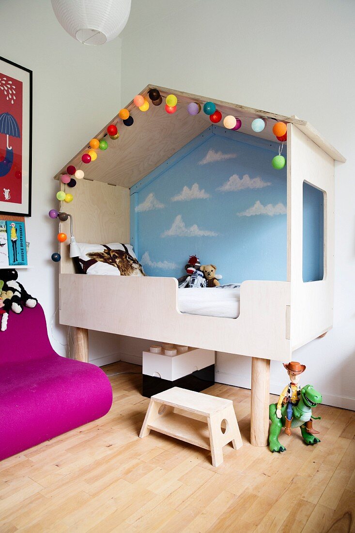 Moderner Alkoven in Kinderzimmer mit bemalter Wand und Lichterkette, skandinavisches Flair