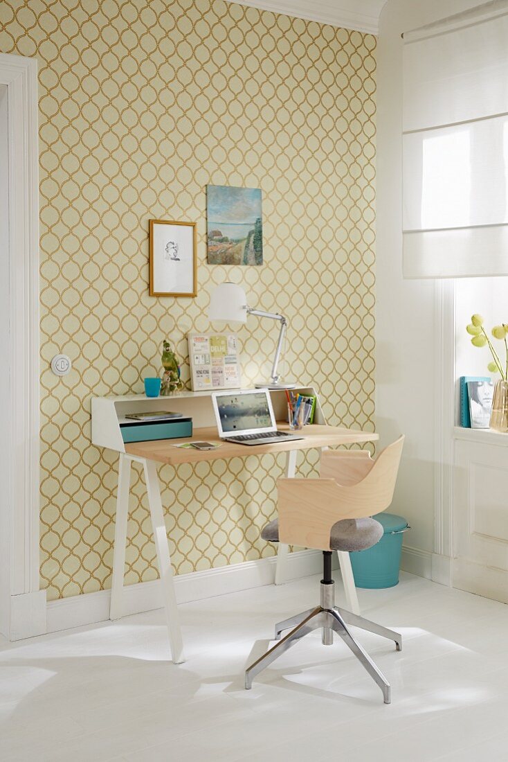 Schreibtisch vor Wand mit Ornament Muster in Gold und Grüngelb auf Tapete