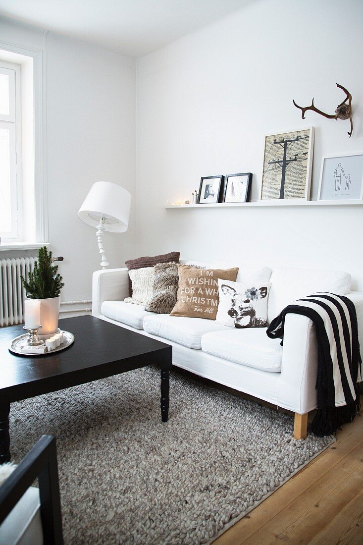 Modernes Wohnzimmer mit schwarzen und weißen Möbeln