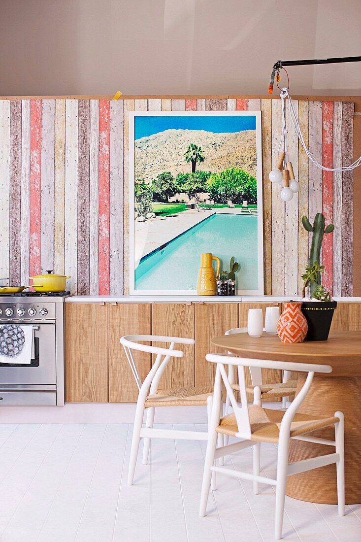 Inspirationen für die Küche: Küche im Wüstenlook mit Küchenwand aus mehrfarbigen Holzpaneelen