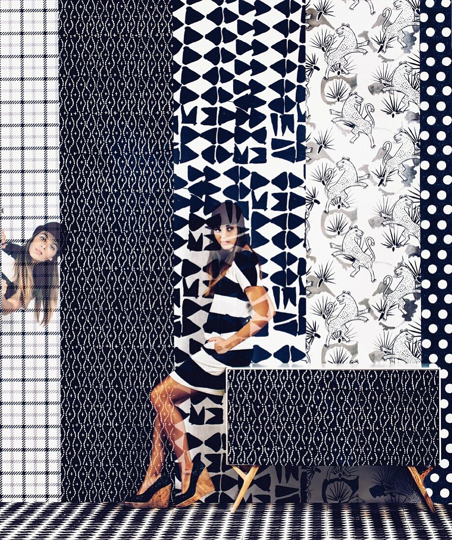 Mustermix in Schwarz-Weiß: Junge Frau vor verschieden Bahnen Tapete mit unterschiedlichen grafischen Motiven