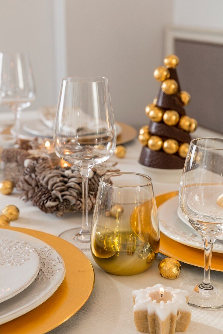 Gedeckter Weihnachtstisch mit goldenen Details