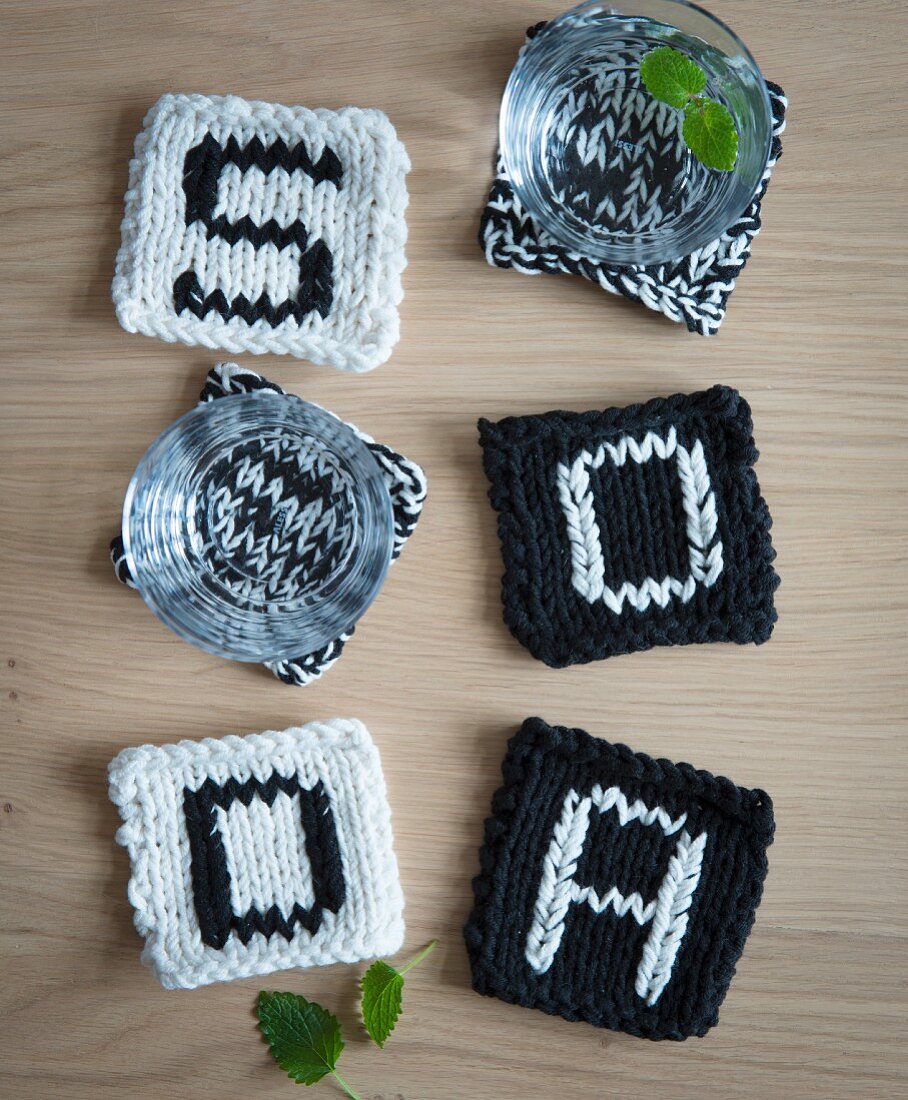 Black-and-white knooked coasters – knitting with a hook