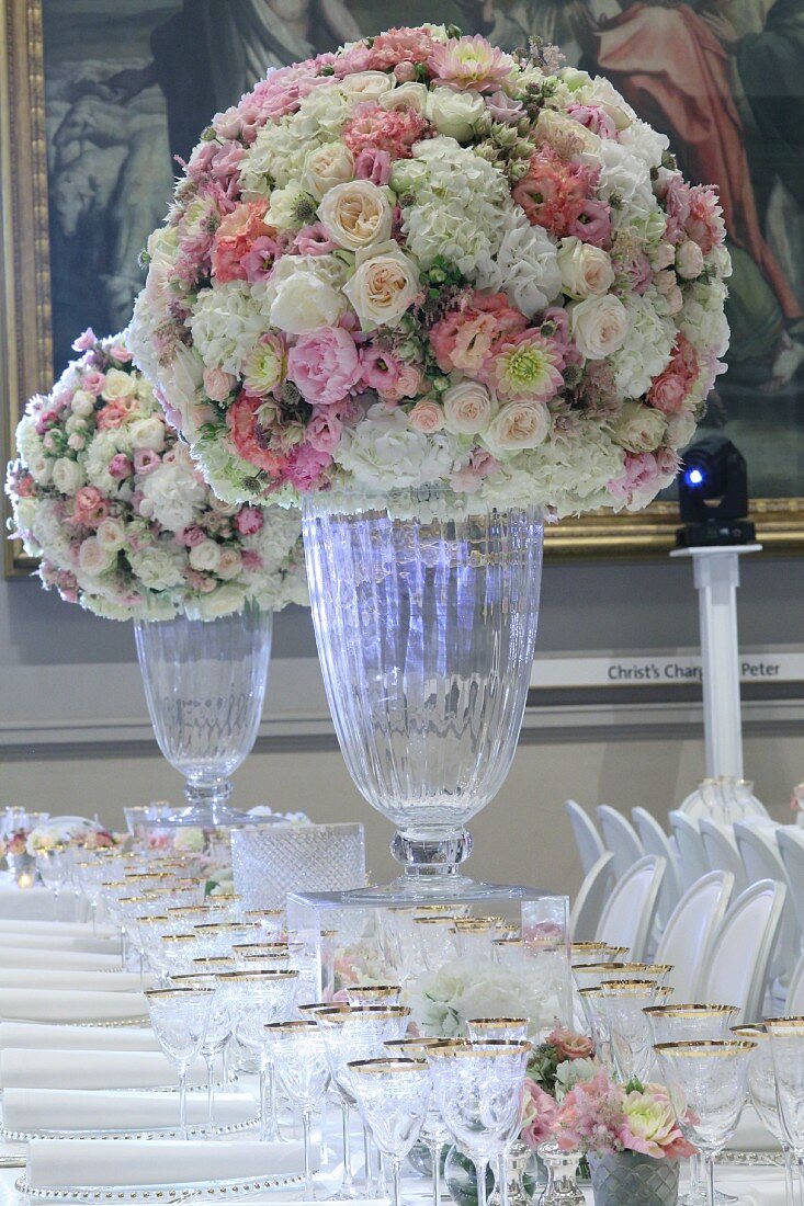 Romantisches Rosenbouquet auf einer Hochzeitstafel