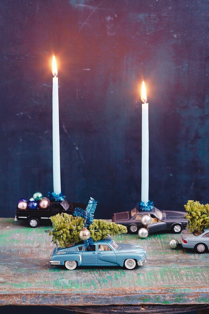Spielzeugautos als Kerzenständer zur Weihnachtsdekoration