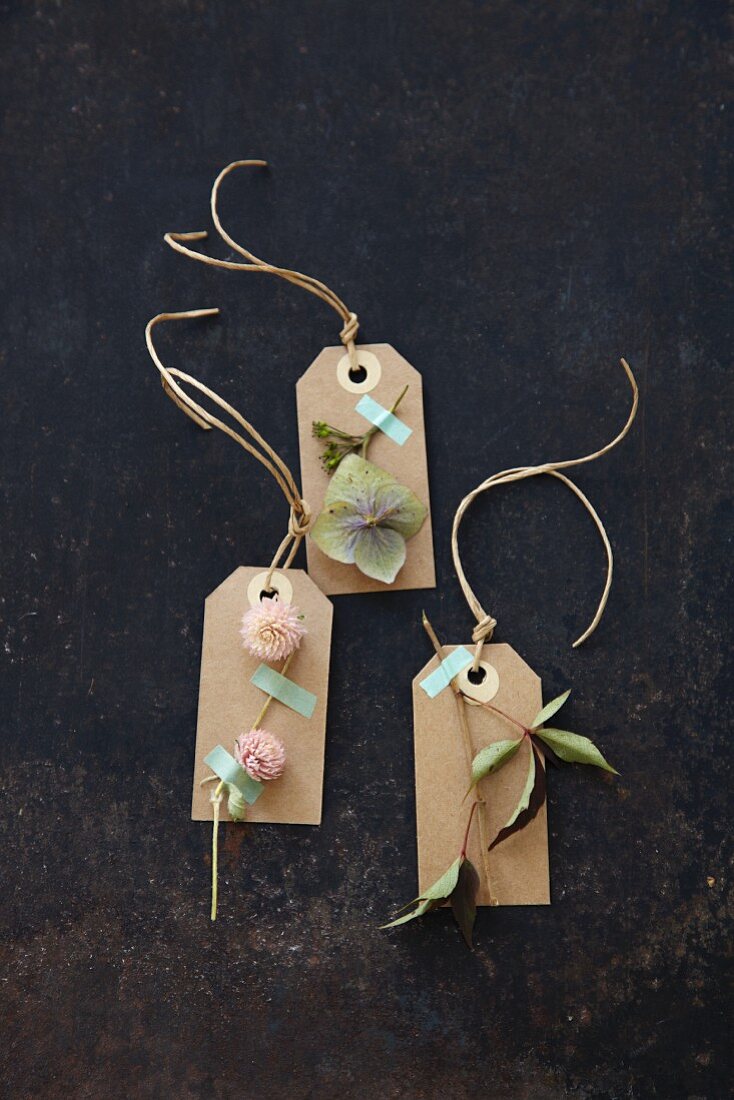Selbstgemachte herbstliche Geschenkanhänger verziert mit Blüten & Blättern