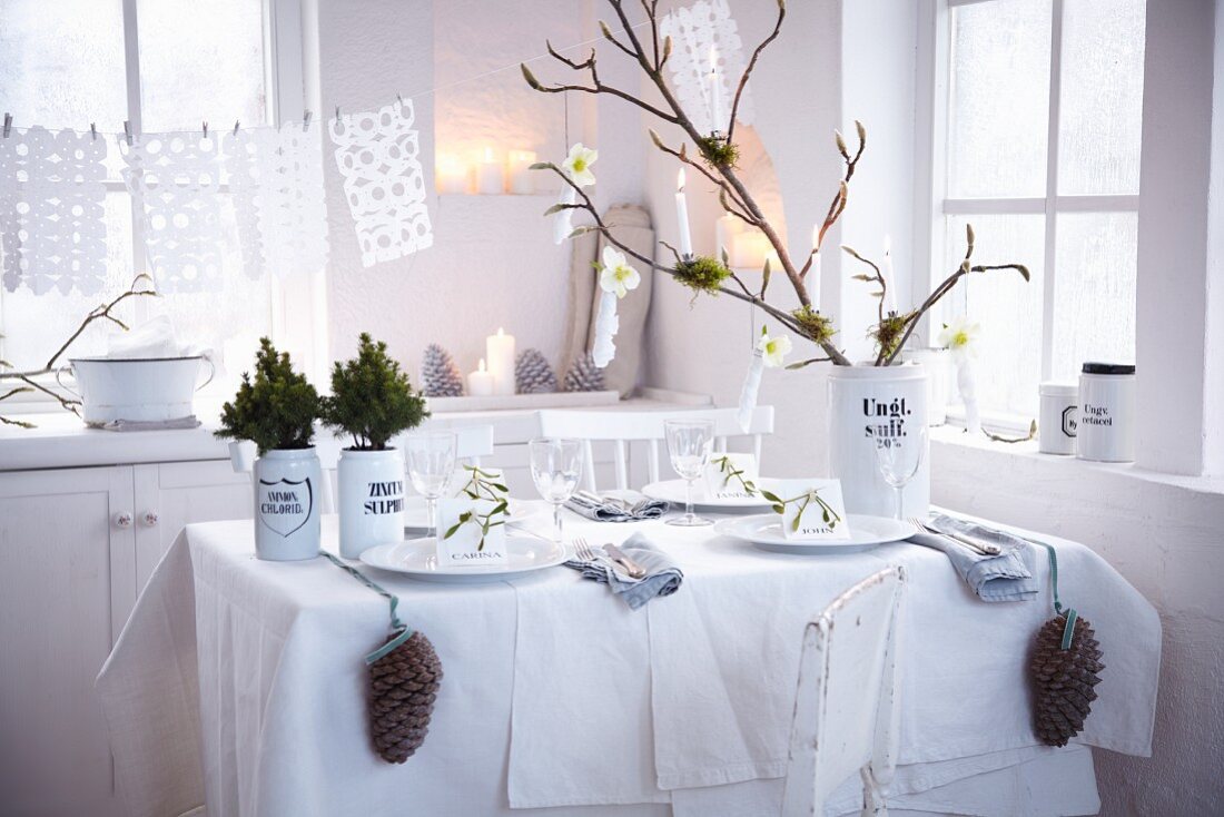 Winterlich gedeckter Tisch in Weiß