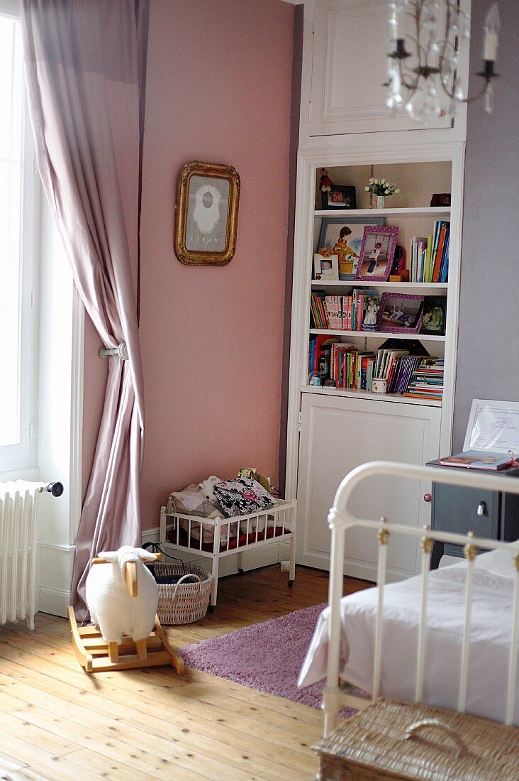 Mädchenzimmer mit nostalgischem Flair, Schaukeltier und Puppenbett
