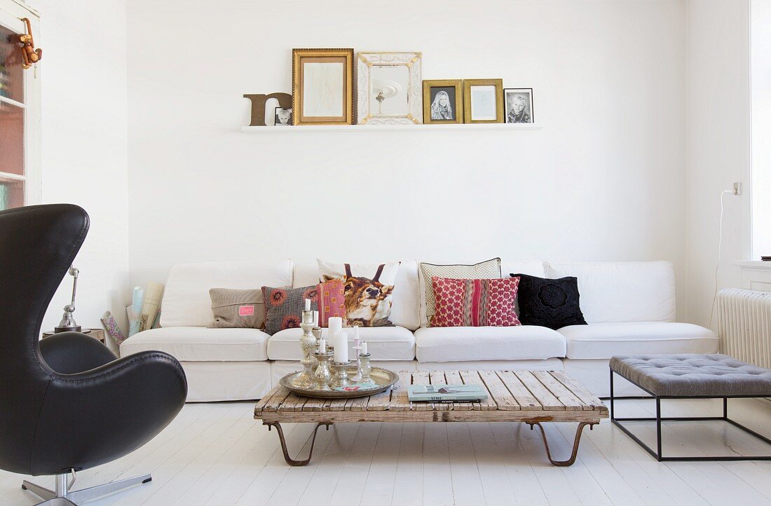 Weißes Sofa und recycelter Couchtisch im weißen Wohnzimmer