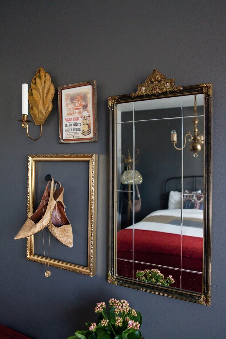 Schuhe in einem Rahmen und ein alter Spiegel im Schlafzimmer