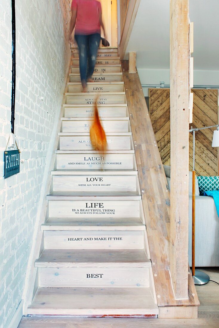 Restaurierte Holztreppe mit beschrifteten Stufen