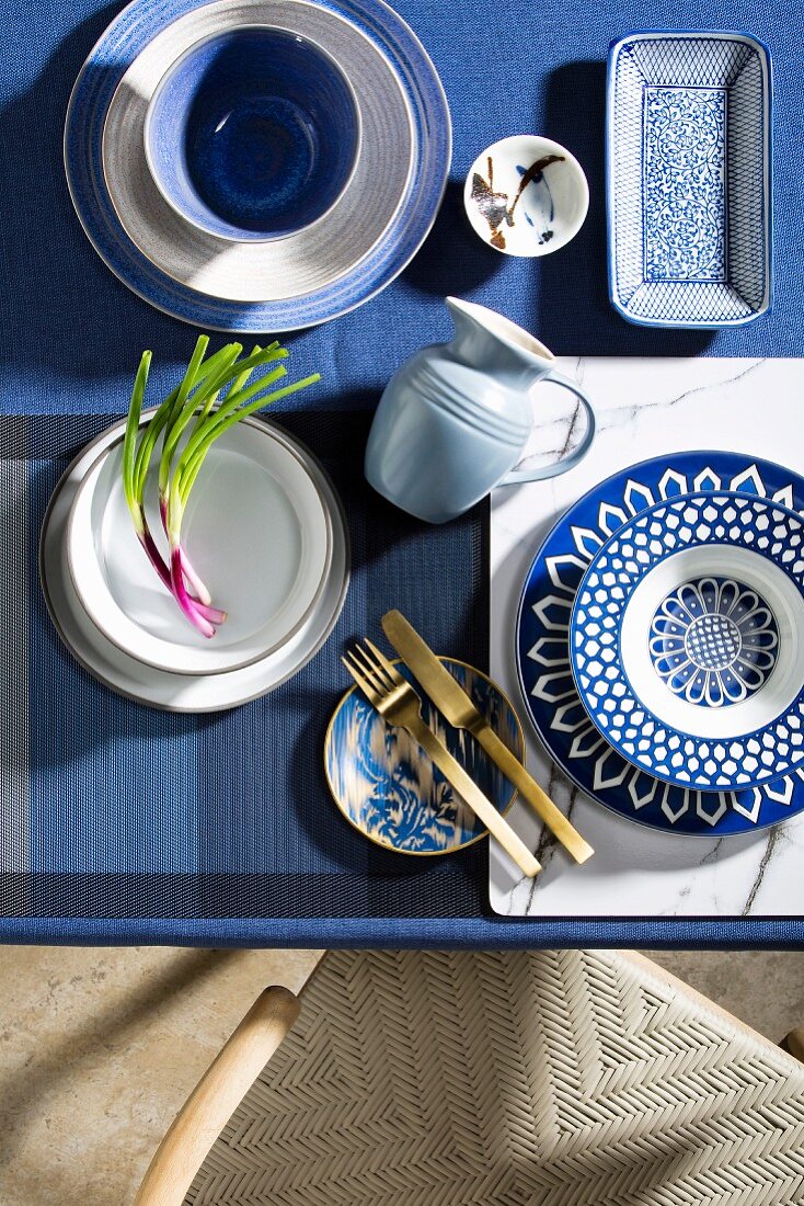 Geschirr in Blau und Weiß mit verschiedenen Mustern