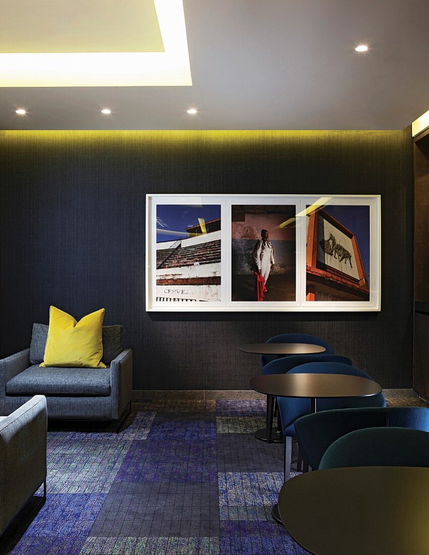 Lounge eines Hotels in dunklen Grau- und Blautönen