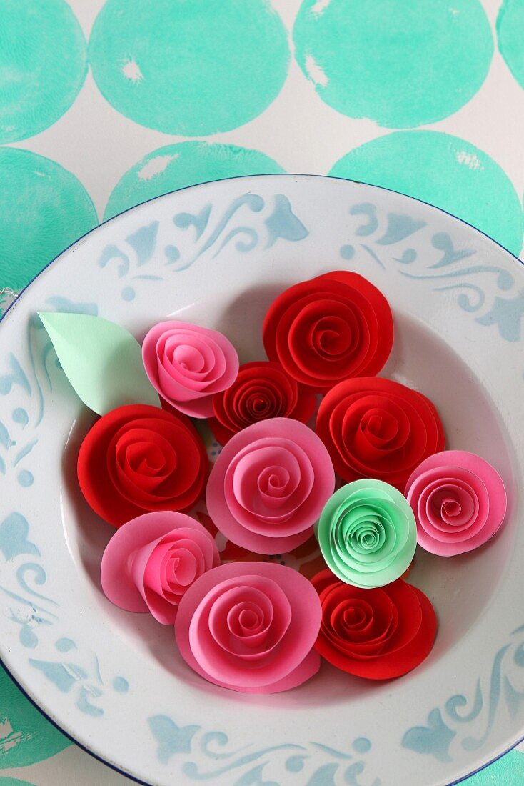 Rosenblüten aus Papier in einem nostalgischen Teller