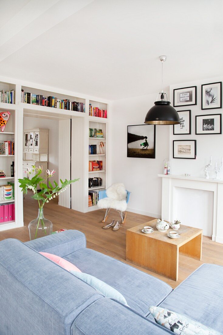Helles Wohnzimmer mit Bücherwand, Couch und Couchtisch