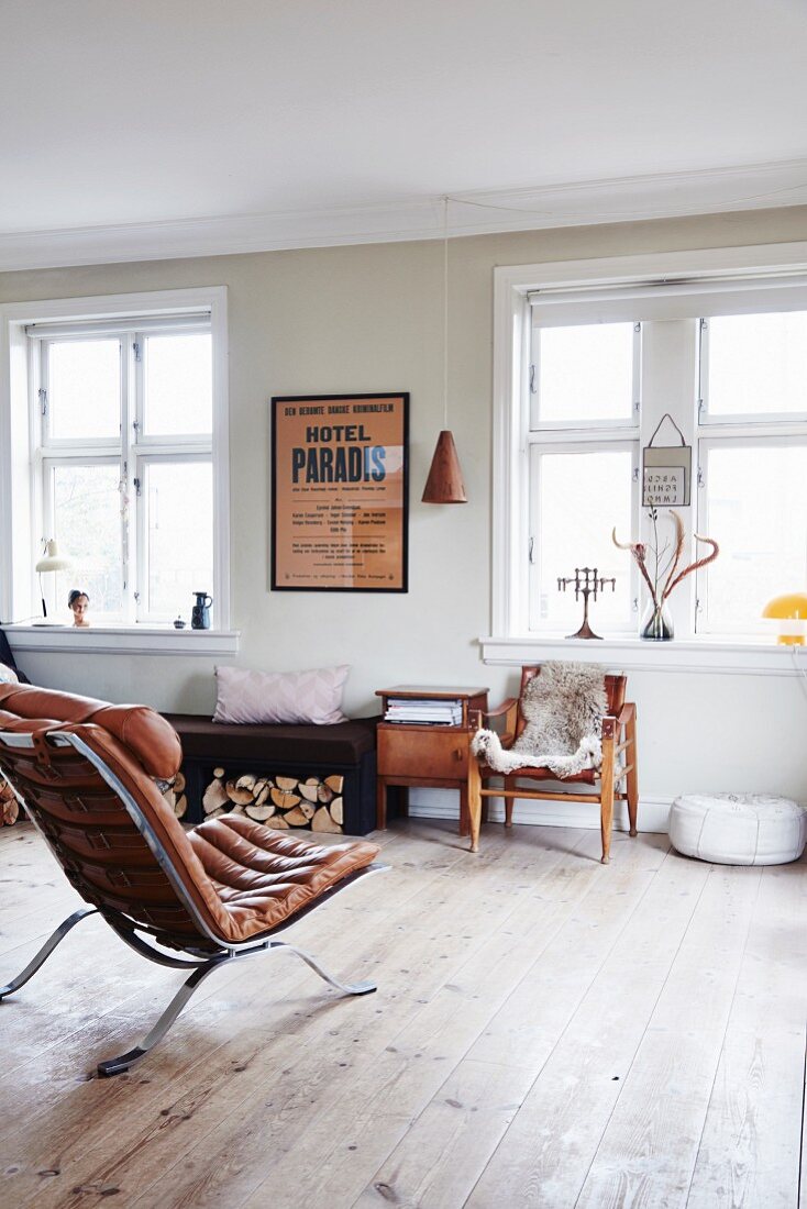 Alte skandinavische Designermöbel im Wohnzimmer mit Holzboden