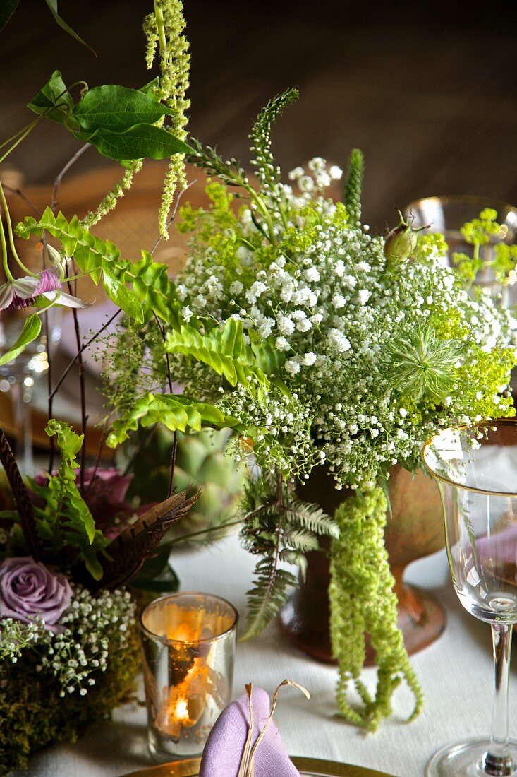 Blumenstrauss mit Schleierkraut auf gedecktem Tisch