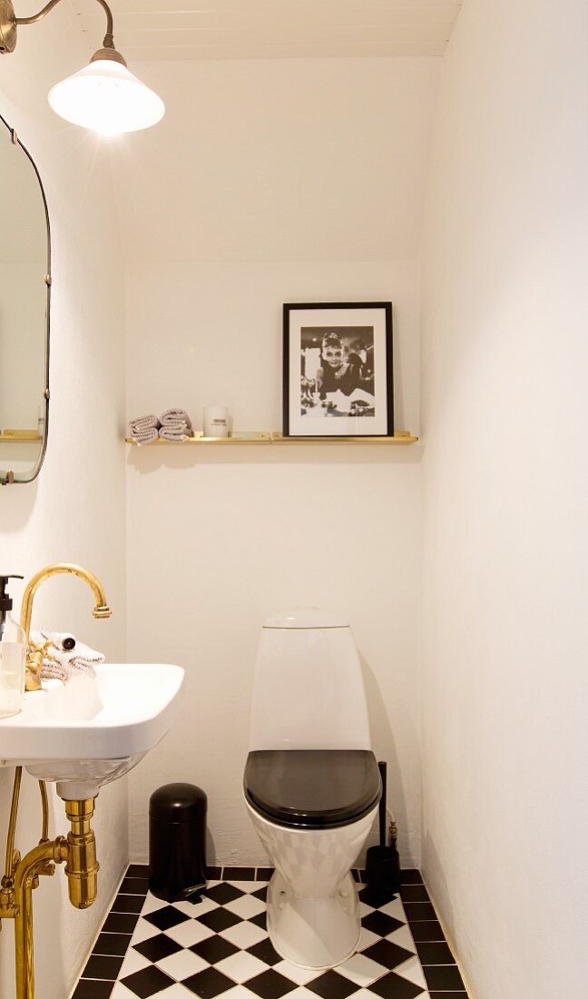 Elegante Toilette in Schwarz-Weiß mit goldenen Akzenten