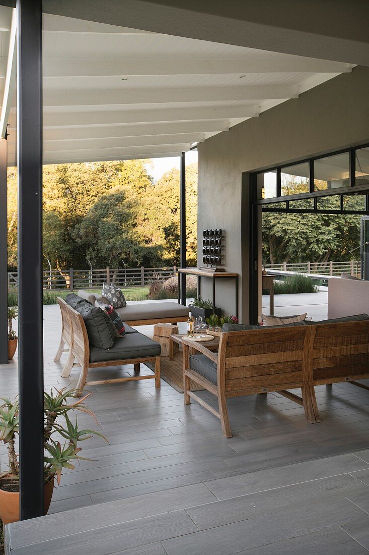 Eleganter Lounge-Bereich auf überdachter, moderner Veranda