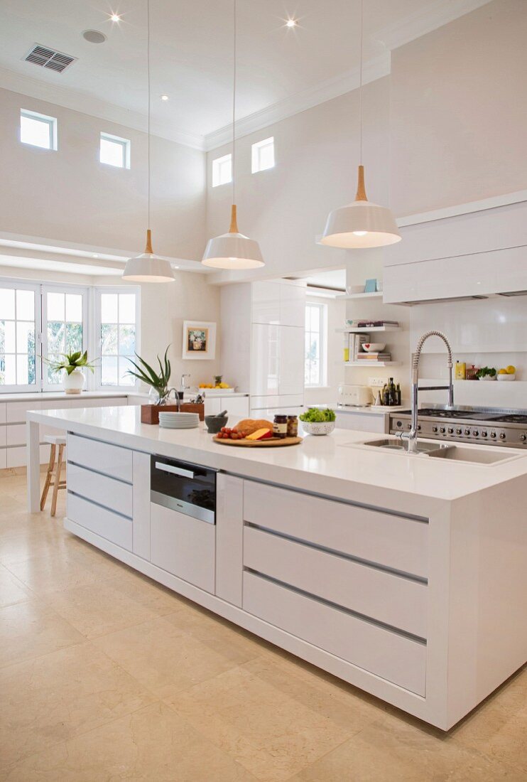 Moderne Küche mit Kücheninsel und hoher Decke