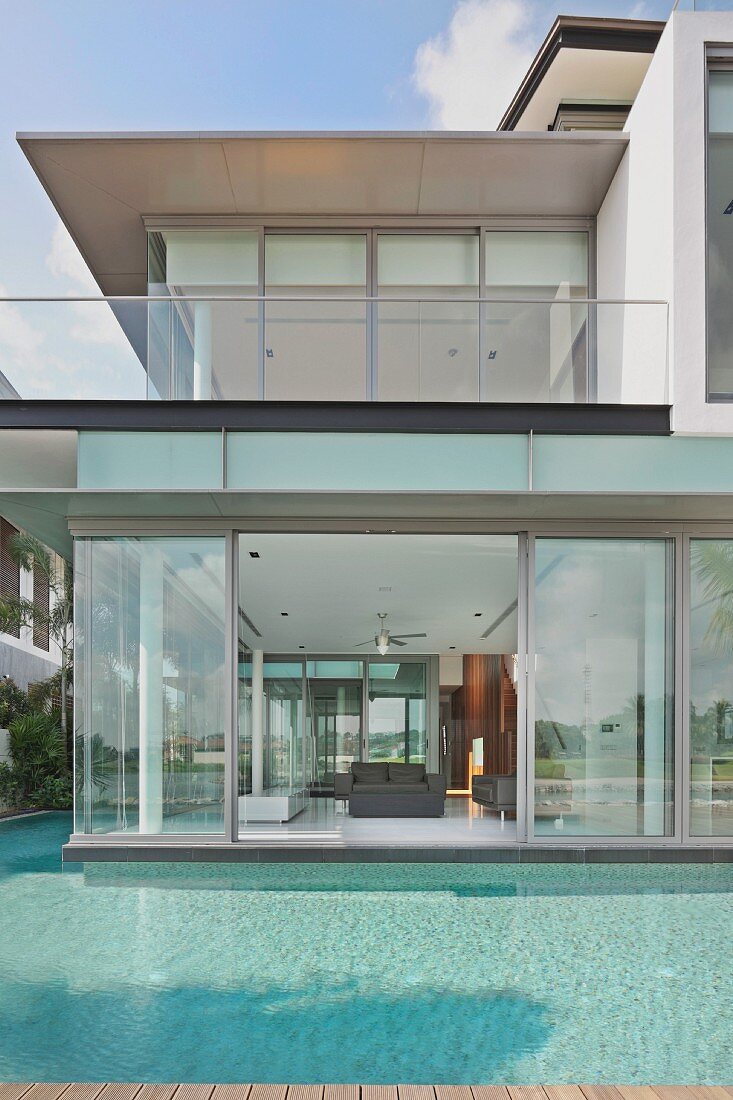 Luxuriöses Haus mit Dachterrasse umgeben von einem Pool