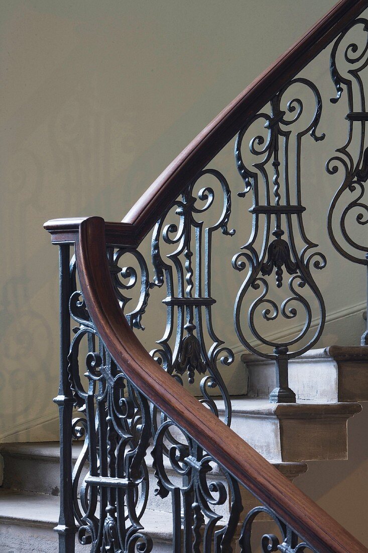 Detail einer Treppe und Eisengeländer mit Ornamenten