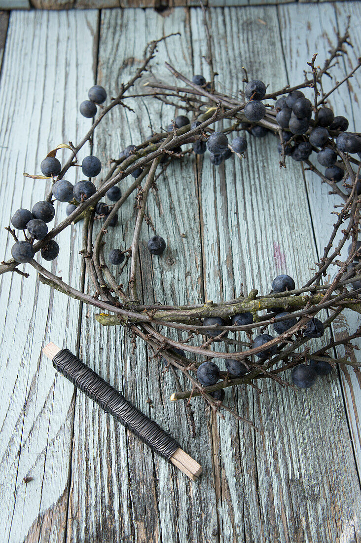 Making a wreath of sloe branches