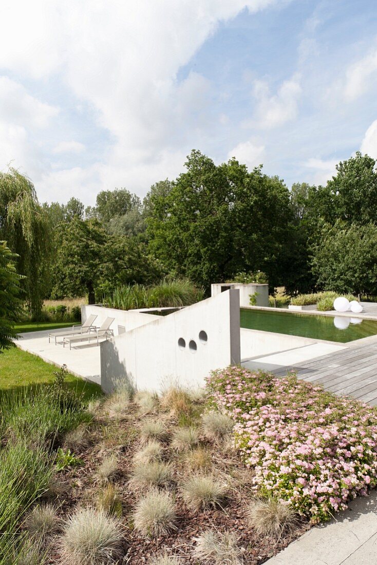 Gartenanlage mit Betonbrüstung, Terrasse und Pool