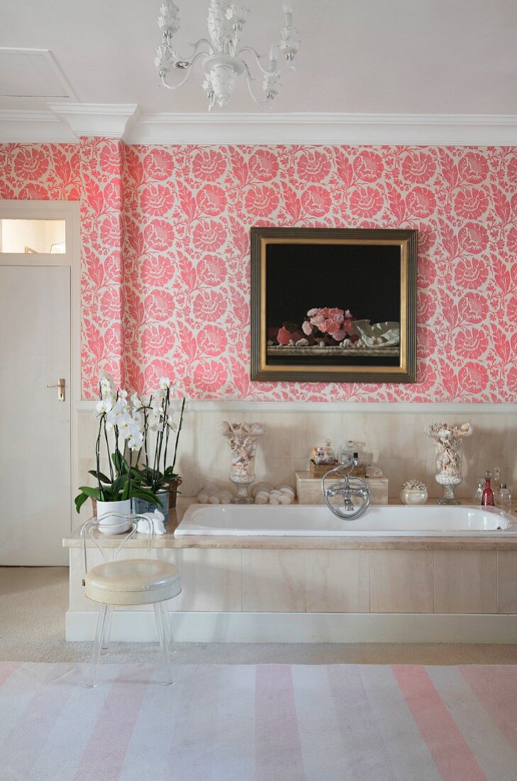 Rosafarbene Blumentapete im Badezimmer über der Wanne