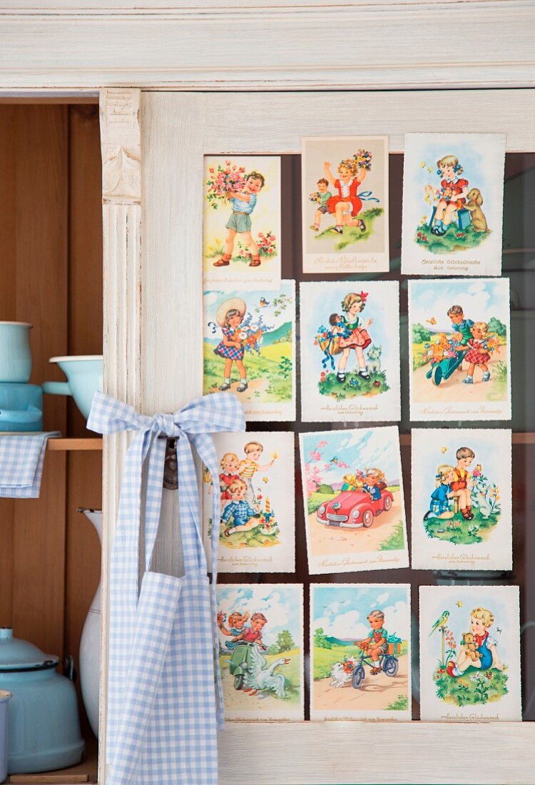 Postkarten mit nostalgischen Kindermotiven am Küchenbuffet