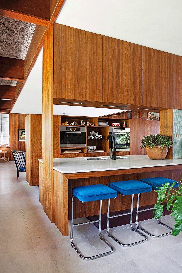 Massgefertigter Raumteiler mit integrierter Küchentheke und Durchreiche, Barhocker mit blauem Bezug