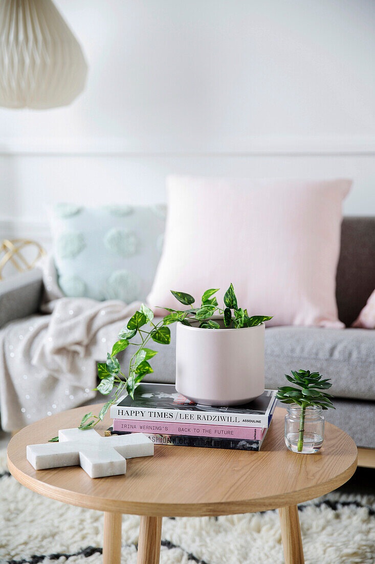 Runder Holztisch im Wohnzimmer in modernen Pastelltönen