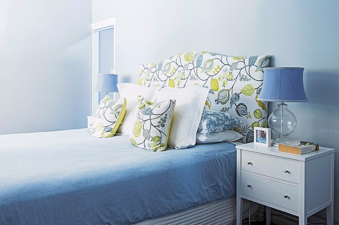 Patterned bed head and pillows in the blue bedroom